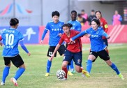 女性足球运动员在国际赛场获得成功